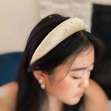 Cargar imagen en el visor de la galería, Silky Velvet Pearl Headband
