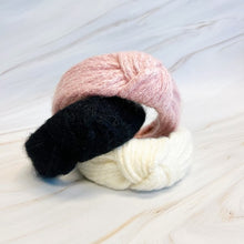 Cargar imagen en el visor de la galería, Cabled Knit Knotted Headband
