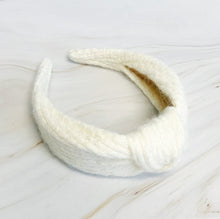 Cargar imagen en el visor de la galería, Cabled Knit Knotted Headband
