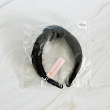 Cargar imagen en el visor de la galería, Cabled Knit Knotted Headband
