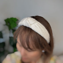 Cargar imagen en el visor de la galería, Cabled Knit Knotted Headband
