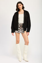 Cargar imagen en el visor de la galería, SEQUIN MINI SKIRT WITH SLIT
