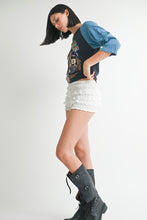 Cargar imagen en el visor de la galería, RUFFLED SHORTS WITH ELASTIC WAISTBAND
