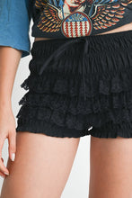 Cargar imagen en el visor de la galería, RUFFLED SHORTS WITH ELASTIC WAISTBAND
