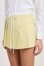 Load image into Gallery viewer, CONTRASTED WAIST BAND PLEATED SKORT
